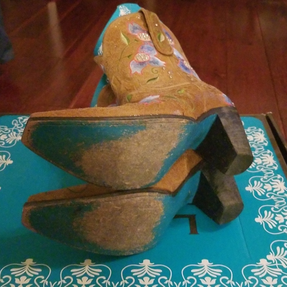 Boots - Picture 3 of 6